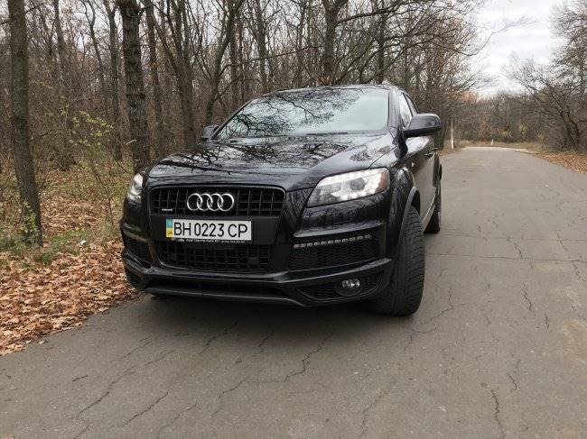 Audi Q7 (черная)