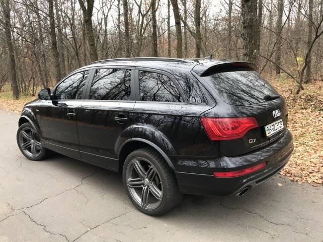 Audi Q7 (черная)