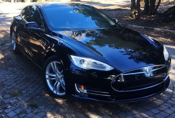 Tesla S P85 (черная)