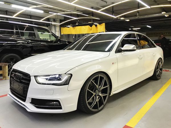 Audi S4 (белая)