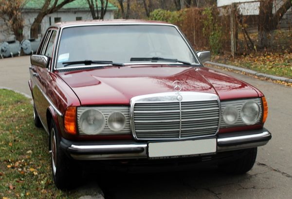 Ретро авто Mercedes W123