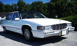 Ретро авто Cadillac Fleetwood белый