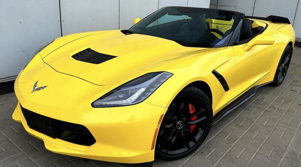 Кабриолет Chevrolete Corvette Stingray желтый