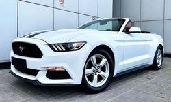 Кабриолет Ford Mustang GT белый