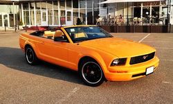 Кабриолет Ford Mustang GT оранжевый