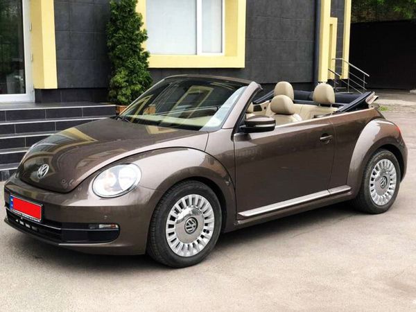 Кабриолет Volkswagen Beetle шоколадный