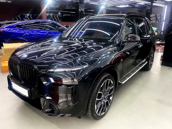 BMW X7 40D 2024 черный