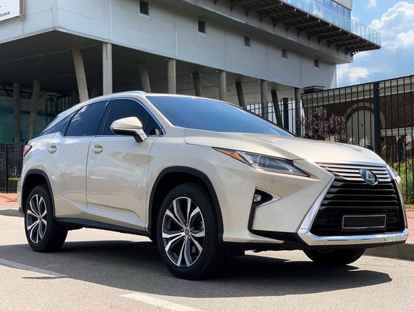 Внедорожник Lexus RX350 золотой