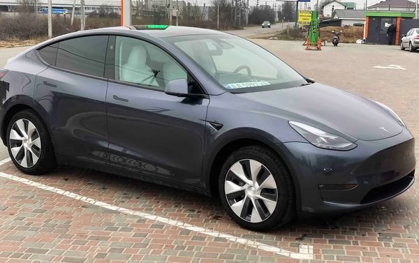 Кросовер Tesla Model Y серая 