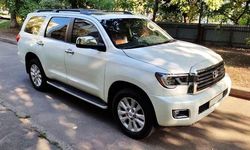 Внедорожник Toyota Sequoia белая