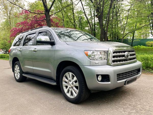 Внедорожник Toyota Sequoia серебристый