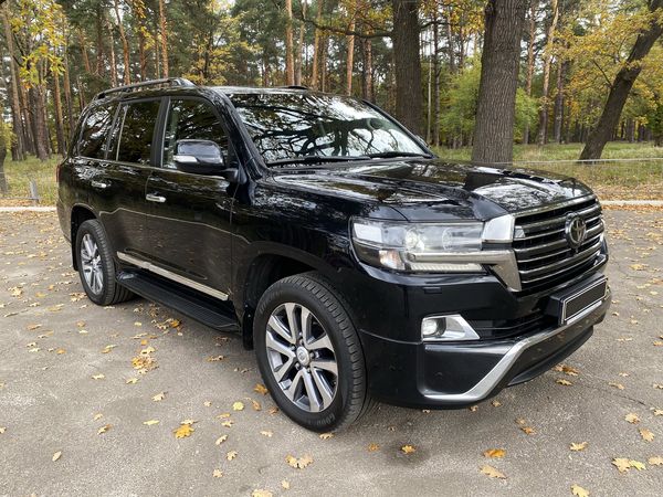 Внедорожник Toyota Land Cruiser 200 черный