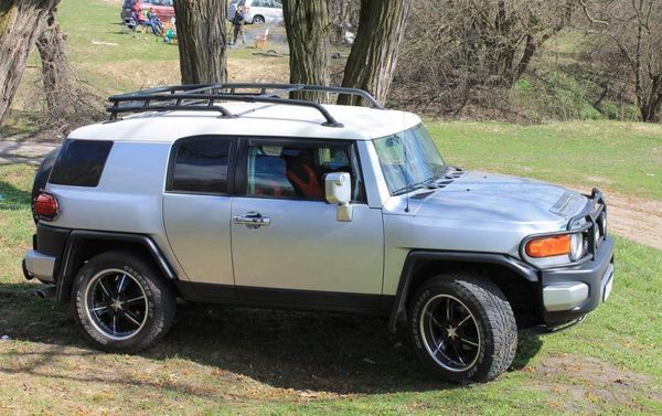 Внедорожник Toyota FJ Cruizer синий