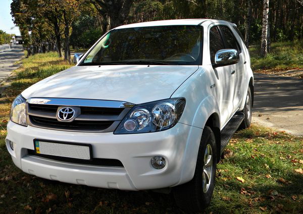 Внедорожник Toyota Fortuner белый