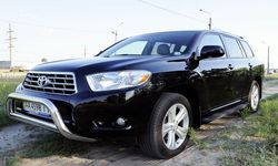 Внедорожник Toyota Highlander черный