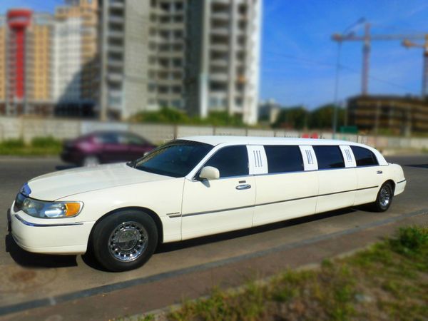 Лимузин Lincoln Town Car 120 ванильный