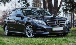 Авто бизнес класса Mercedes W212 E-class черный