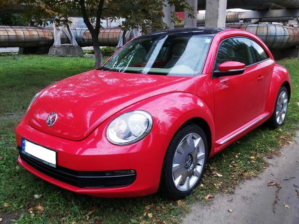 Volkswagen New Beetle красный