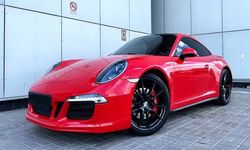 Спорткар Porsche 911 Carrera 4S красный