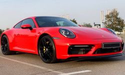 Спорткар Porsche 911 GTS красный