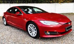 Электрокар Tesla Model S красная