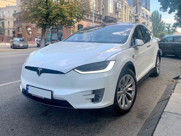 Внедорожник Tesla Model X белая