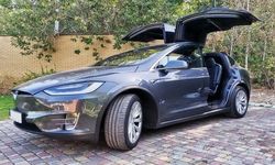 Внедорожник Tesla Model X серая электрический