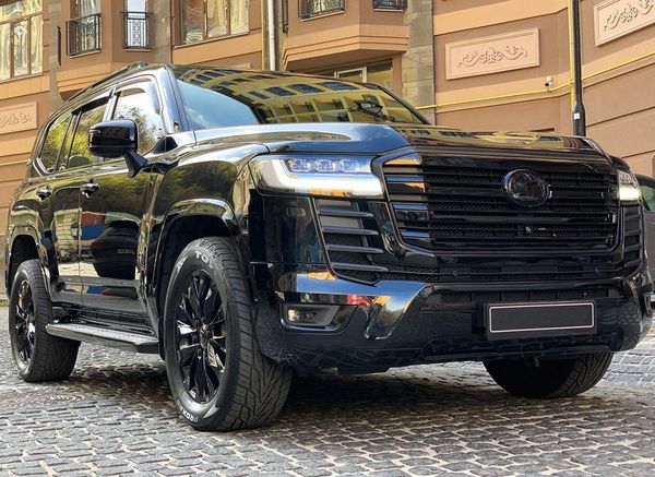 Внедорожник Toyota Land Cruiser 300 черный авто на свадьбу без водителя