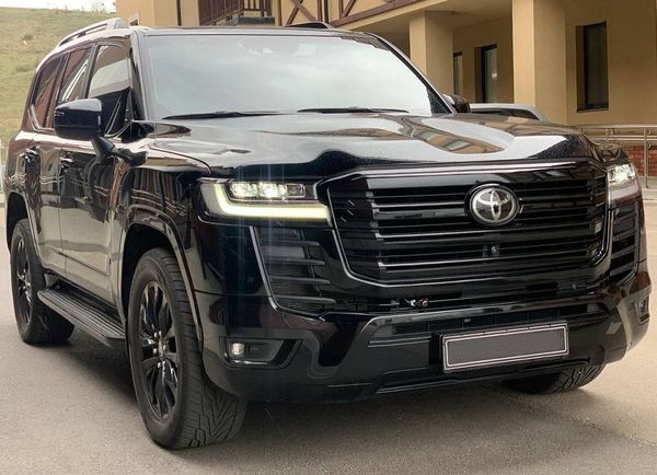 Внедорожник Toyota Land Cruiser 300 черный - авто на свадьбу в Киеве